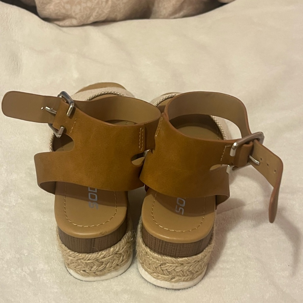 Women's Cream and Tan Sandals - Picture 4 of 6
